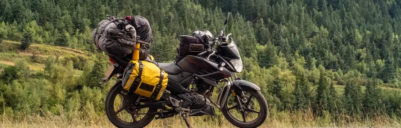 ¿Qué debo llevar en mi moto para un viaje largo?