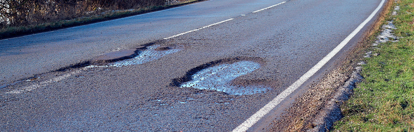 Tips de seguridad vial para conducir por carreteras en mal estado