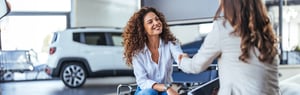 ¿Comprar carro nuevo mejora tu récord crediticio?