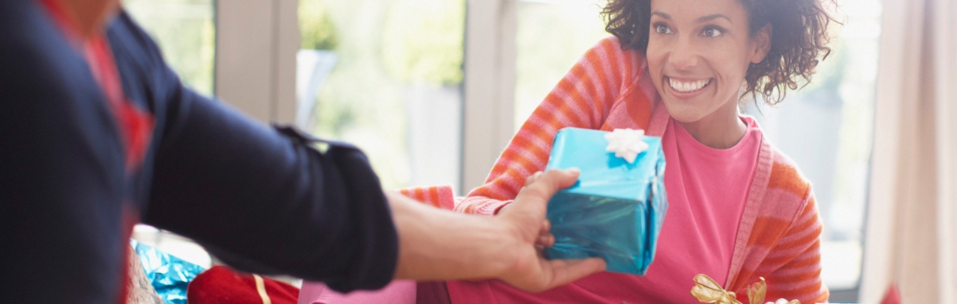 24_OCTUBRE_CONSEJOS_PARA_COMPRARLE_EL_REGALO_PERFECTO_A_TU_NOVIA.jpg 24_OCTUBRE_CONSEJOS_PARA_COMPRARLE_EL_REGALO_PERFECTO_A_TU_NOVIA.jpg